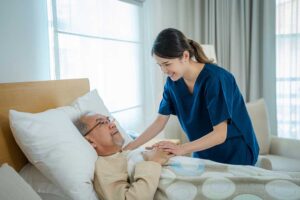 A social worker talking with an elderly resident in a comfortable assisted living common room.